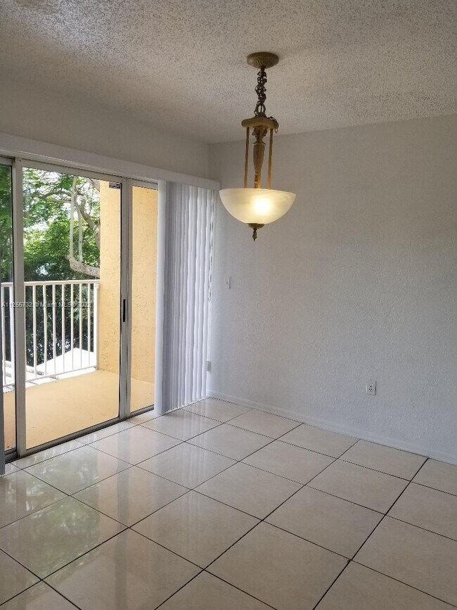 Building Photo - 6225 SW Kendale Lakes Cir