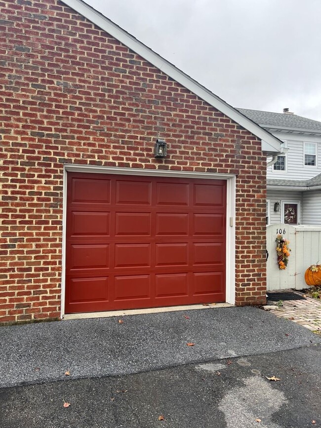 Building Photo - Stunning 3 Bedroom Townhome !