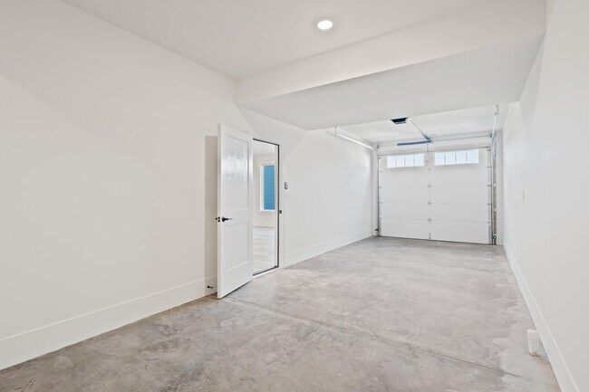 Building Photo - 5201 Buttercup Dr