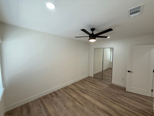 Building Photo - 5127 E Falls View Dr