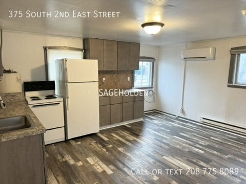 Building Photo - 375 S 2nd E St