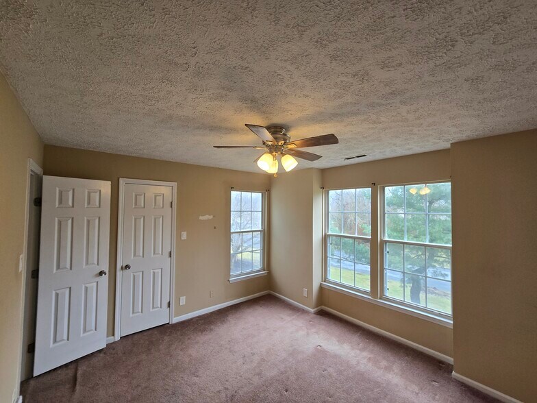 Building Photo - 180 Kenwood Dr