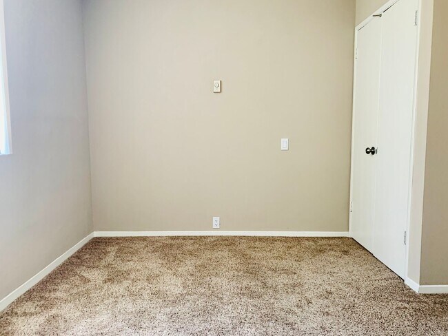 Building Photo - LIVE IN LA JOLLA! LOVELY TOWNHOME WITH BEA...