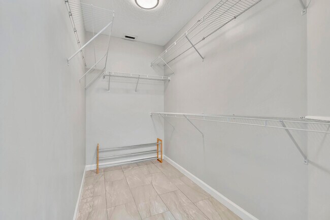 Building Photo - 1588 Farmington Ave