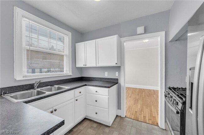 Building Photo - 3318 Milverton Rd