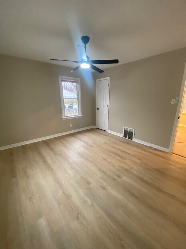 Building Photo - 829 Carson Rd