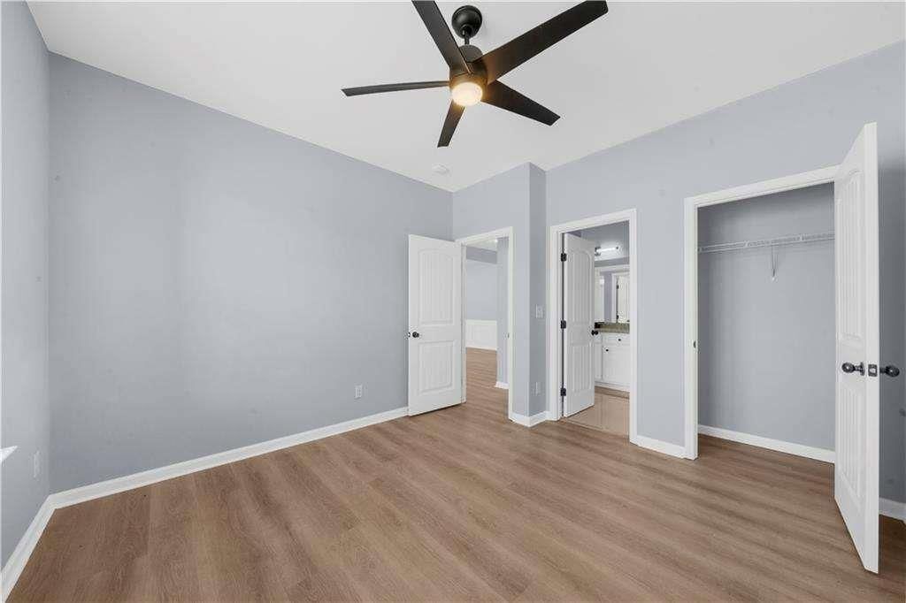 Building Photo - 5435 Mirror Lake Dr