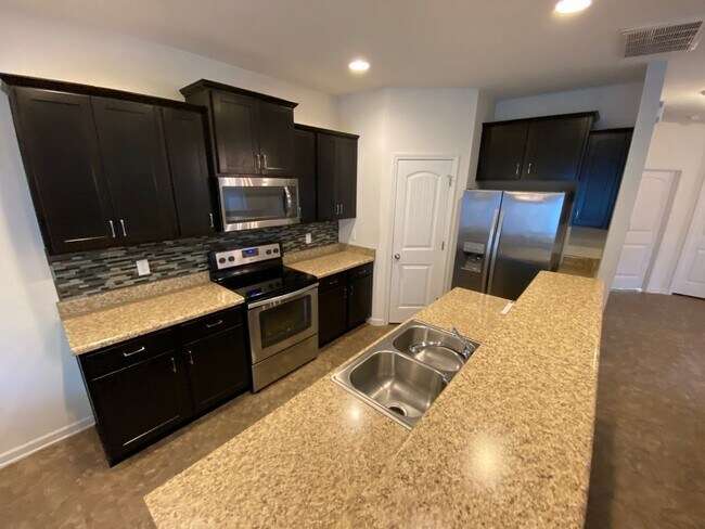 Building Photo - Room in 4 Bedroom Home at Bluegrove Rd