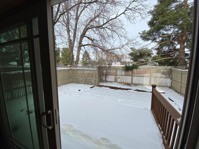 Building Photo - 4 Bed 3.5 Bath Wonderland Hill Townhouse