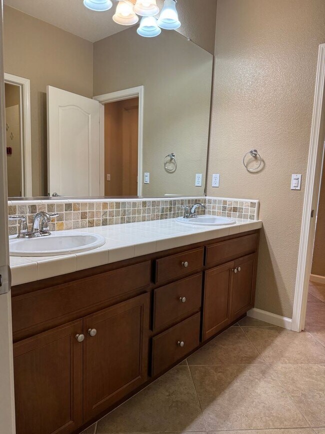 Building Photo - Beautiful 3 bedroom in Whitney Ranch