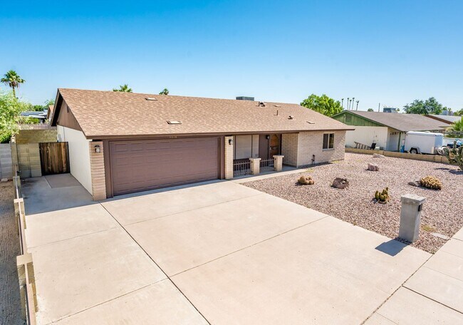 Building Photo - 3/2 sfh 2 car garage, huge yard 35th Ave &...
