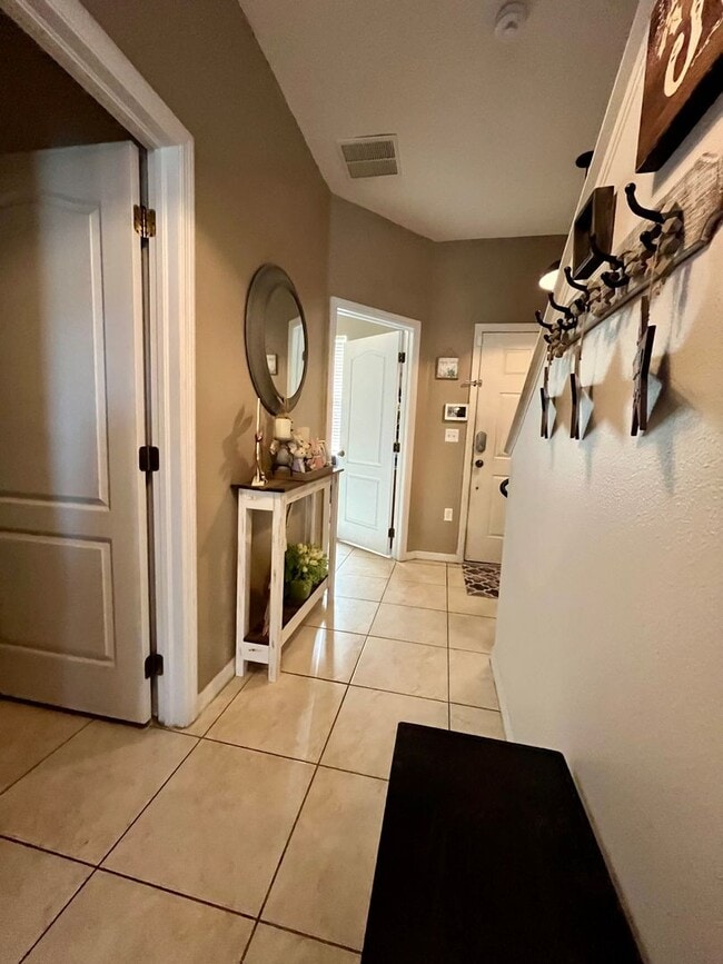 Building Photo - Beautiful Townhome
