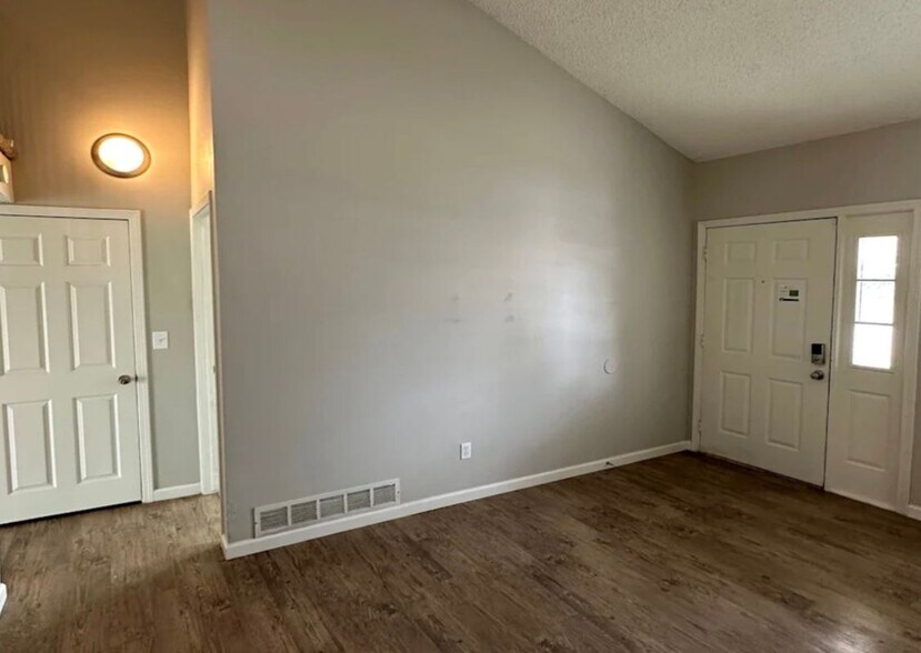 Building Photo - 12770 Mission Meadow Dr