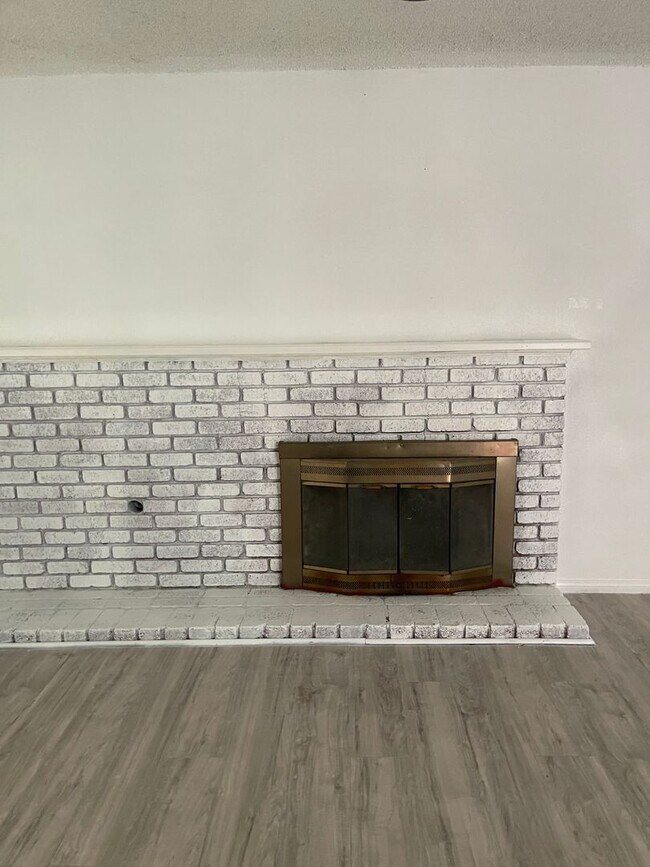 Building Photo - House For Rent