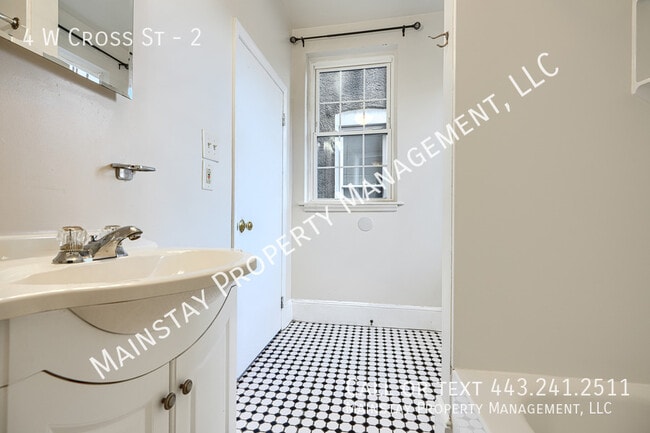 Building Photo - 4 W Cross St