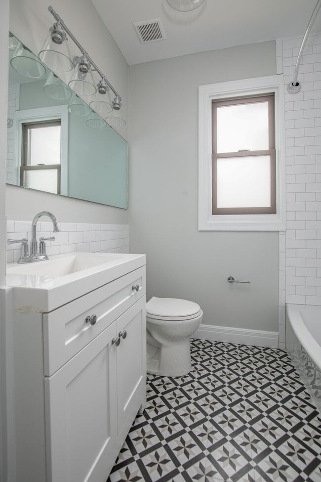 Building Photo - Adorable North Hampton House - Must See!