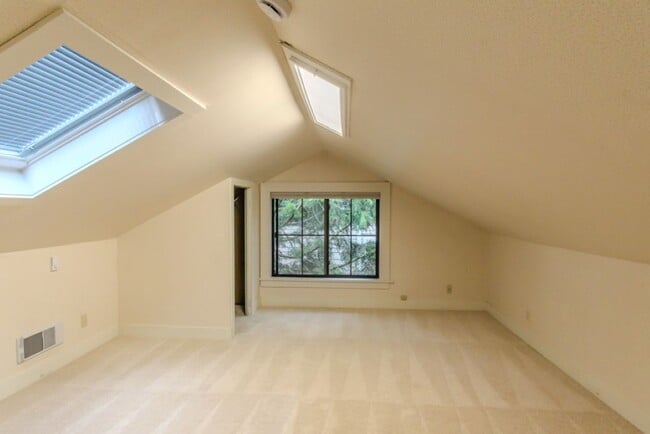 Building Photo - 4Bd/2.75Ba Seattle House