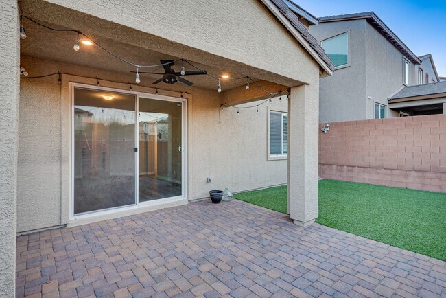 Building Photo - Like new, split-level, 3 bed, 2.5 bath, with bonus room & Strip views in West Las Vegas!