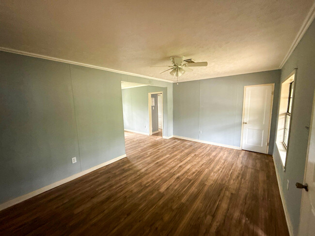 Building Photo - 734 Lindsey Dr