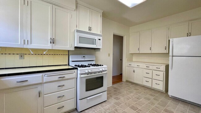 Building Photo - Single-Level 2-Bedroom 2-Bath House + Garage w/ Air Conditioning