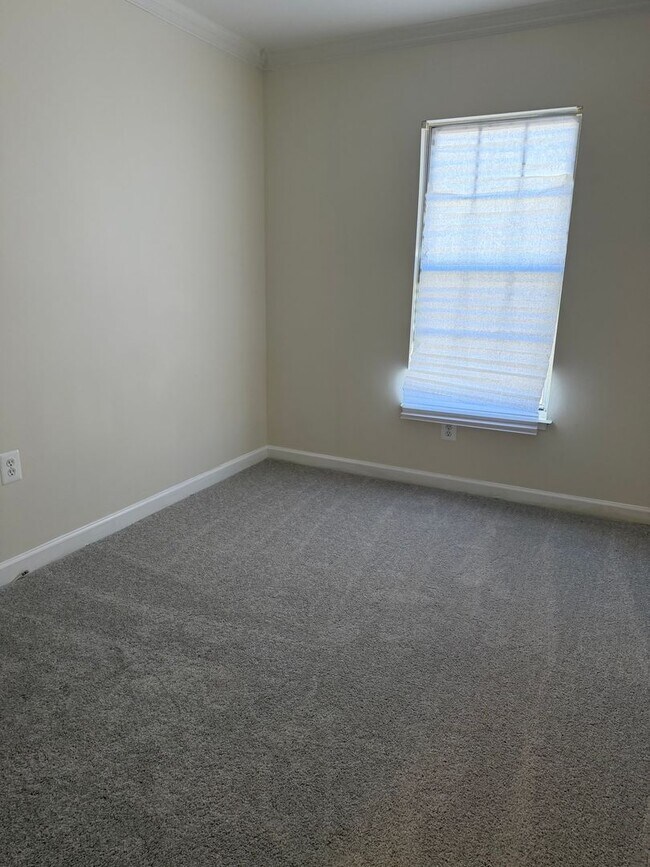 Building Photo - 3 LEVEL TOWNHOUSE WITH 3BEDROOMS AND 2 FULL BATHS