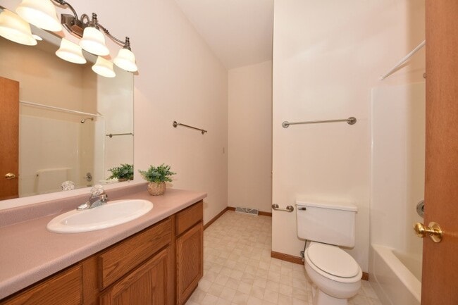 Building Photo - 1335 Jensen Ct