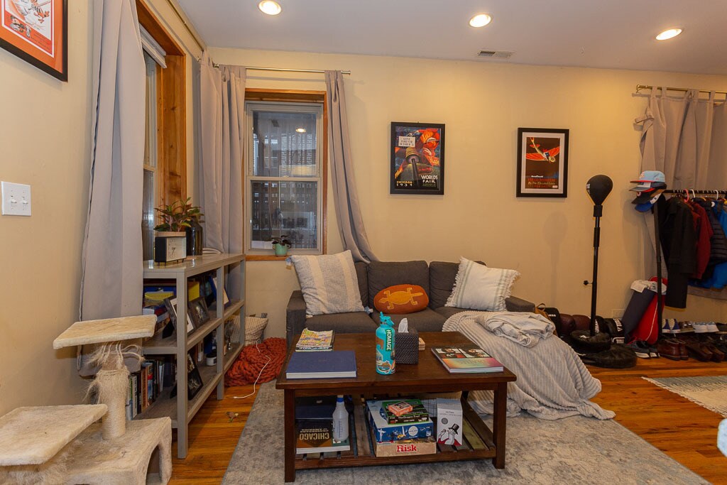 Building Photo - 1305 N Greenview Ave