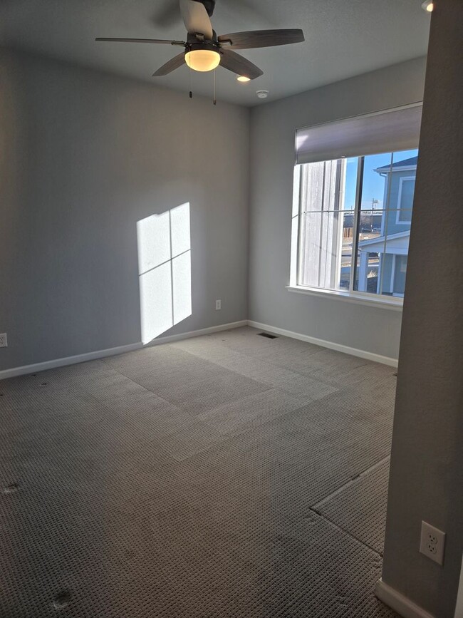 Building Photo - Evolve Real Estate: Spacious 3 Bed 2.5 bath Townhouse with Attached 2 Car Garage AVAILABLE NOW!