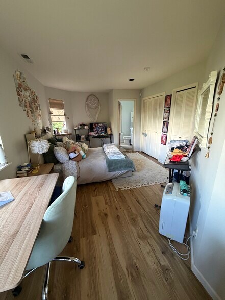 Au Pair Suite / Bedroom - 108 Oakmont Ave