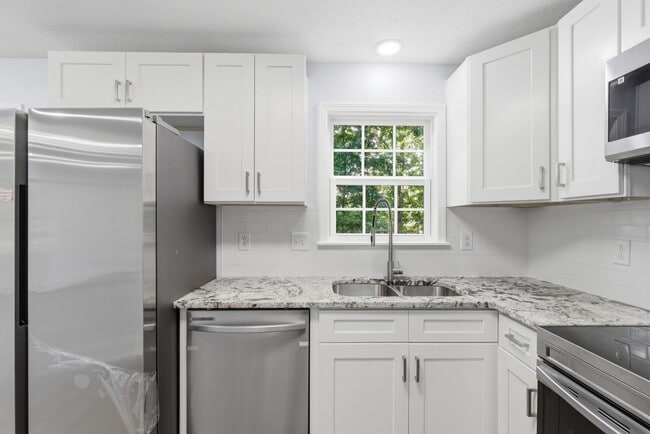 Building Photo - Fully Renovated and Move-In Ready Rental!
