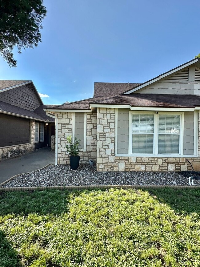 Building Photo - COMING SEPTEMBER 2025 - Updated 3 Bedroom ...