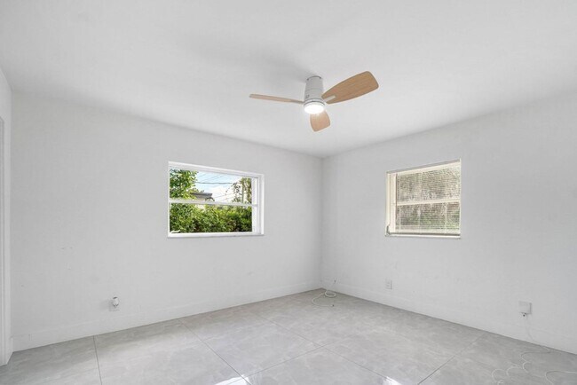 Building Photo - 403 S 13th Ct