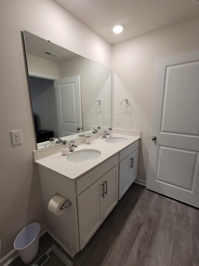 Master bath with dual sinks - 3010 Alibird Cir