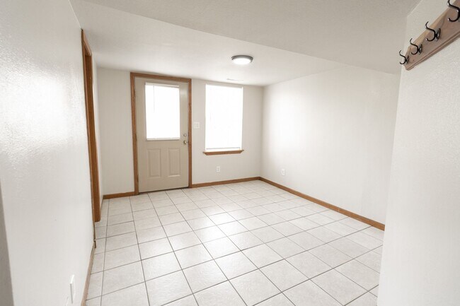 Building Photo - 5 Bed 2 Bath House