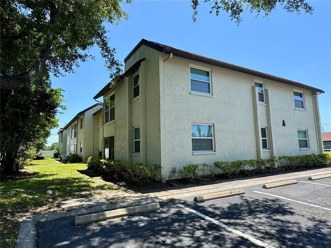 Building Photo - 1100 E Bay Dr