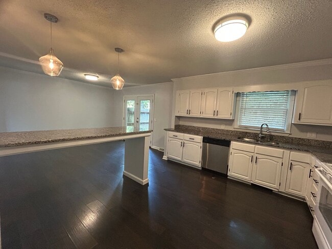Building Photo - Large 4 bedroom 3 bathroom house in the he...