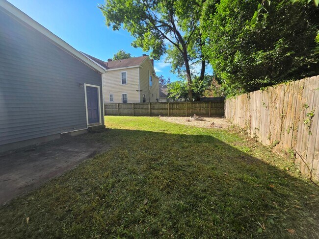 Building Photo - 212 Elm Ave