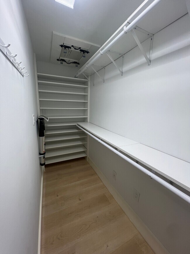 Building Photo - 910 W Hallam St