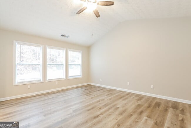 Building Photo - 2390 Village Green Dr