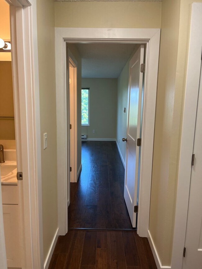 Building Photo - Spacious Renovated 2 Bed 1.5 Bath with Cor...