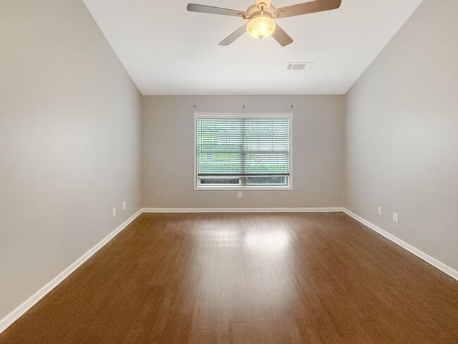Building Photo - 2607 Woodford Ln NE