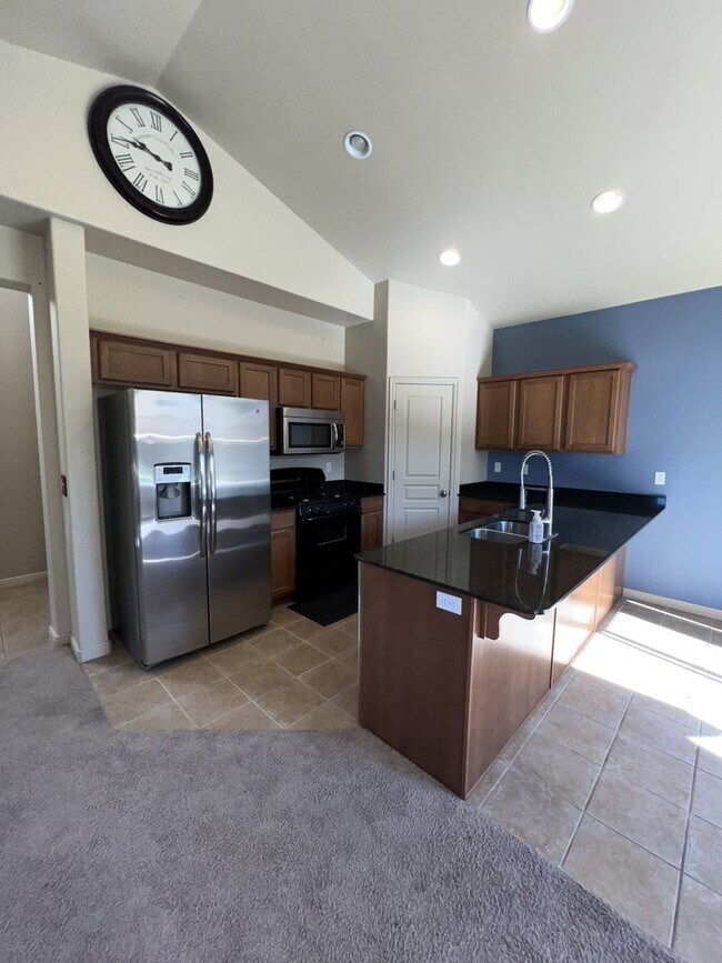 Building Photo - 3 Weeks FREE Rent! Spacious 6-Bedroom Home...