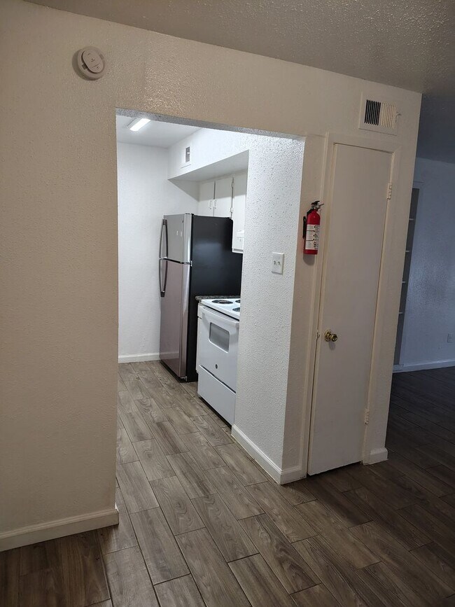 Building Photo - 2 BR 2 BA Condo - Downstairs
