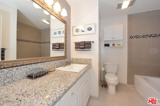 Building Photo - 906 N Doheny Dr