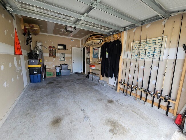 Building Photo - Spacious & Well Maintained Townhouse!