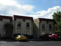 Building Photo - 811 Country Club Dr SE