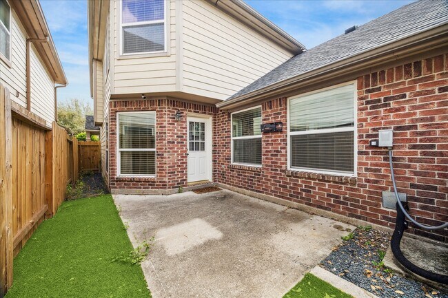 Building Photo - 2411 Lacyberry St