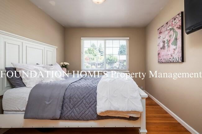 Building Photo - Gorgeous Ranch Style 4BD/2.5BA!  Outdoor Kitchen!  Hot Tub!  FOUNDATION
