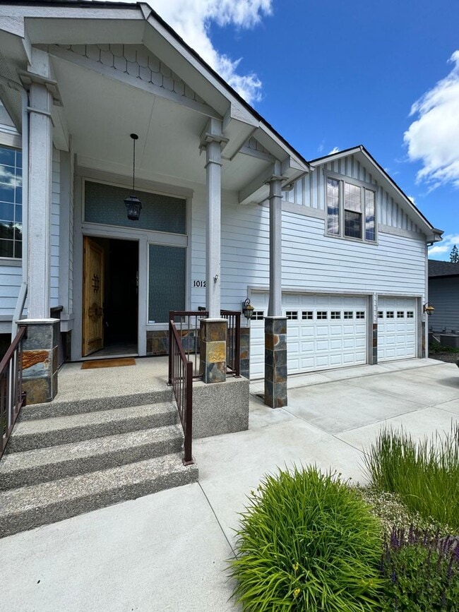 Primary Photo - Stunning 4-Bedroom Home with Valley Views ...
