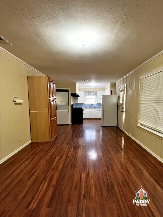 Building Photo - 411 Redbud Ln